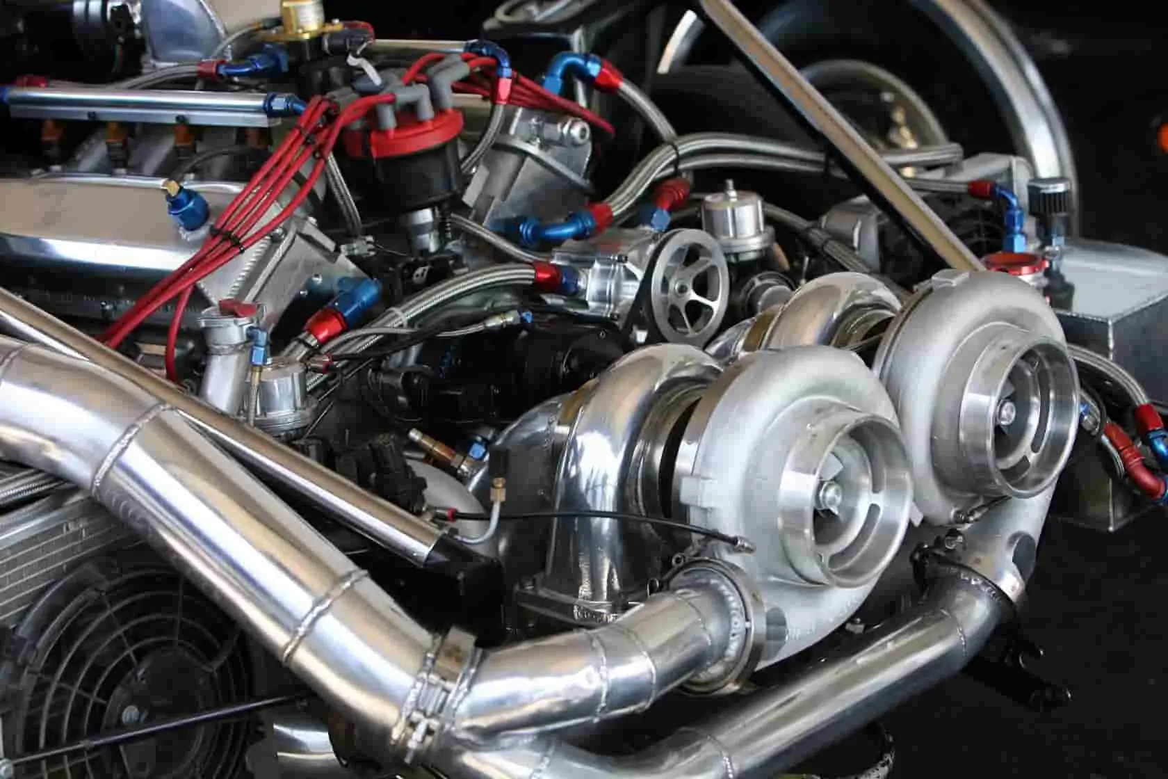 moteur bi-turbo Gros plan sur moteur turbo avec durites et pièces métalliques, image technique illustrant les causes possibles d’un sifflement anormal du turbo