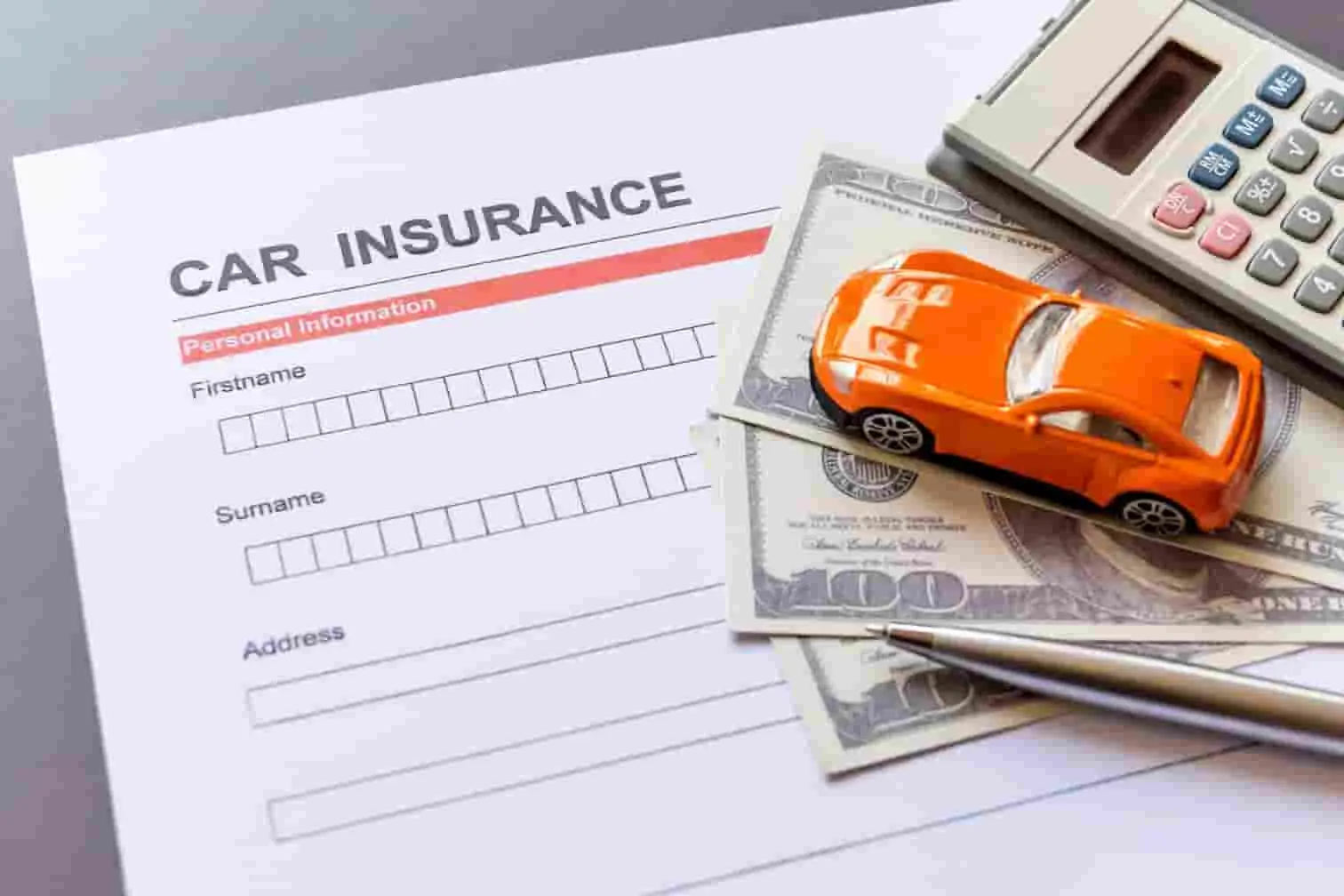 résilier assurance auto Formulaire d’assurance auto posé sur une table avec calculatrice et billets, image illustrant les démarches pour résilier un contrat d’assurance.