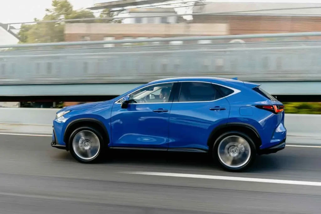 SUV bleu roulant en ville avec arrière flou, image qui illustre un modèle hybride non rechargeable en pleine circulation.