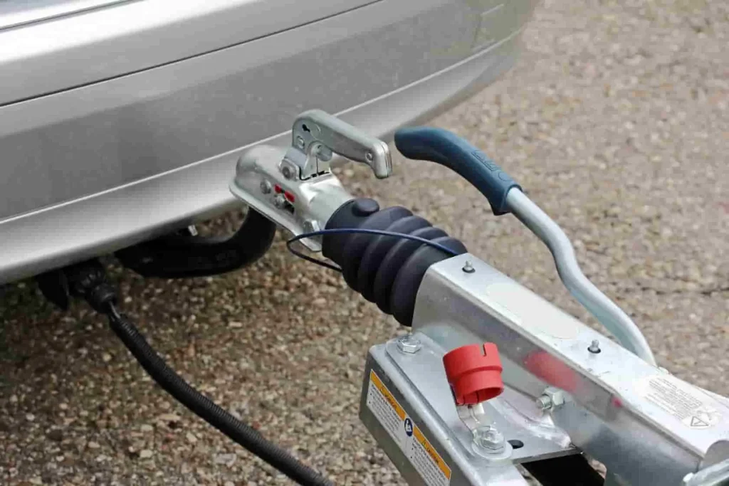 Boule de remorquage fixée avec attelage sécurisé et capuchon rouge sur connecteur électrique