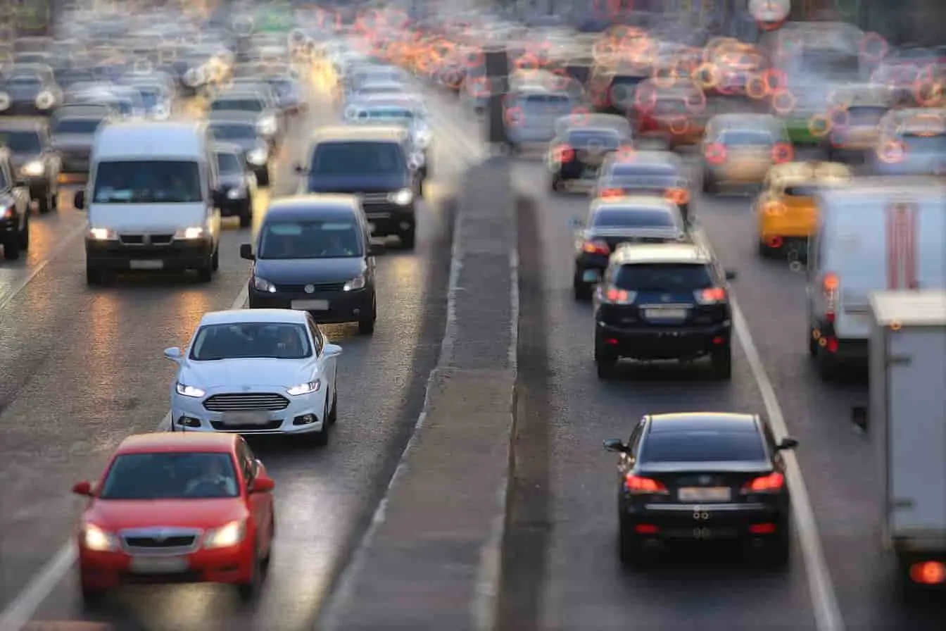 Route urbaine bondée de voitures et camions, ambiance de trafic dense évoquant le besoin de renouvellement
