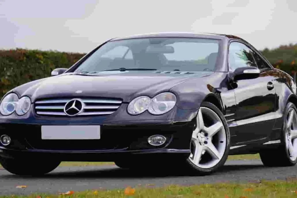 Coupé Mercedes noir au style aérodynamique, véhicule haut de gamme dans un contexte de renouvellement