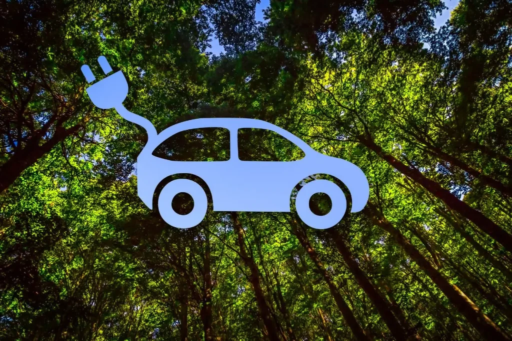 Icône de voiture électrique bleue avec prise intégrée sur fond forestier, image évoquant la Mobilize Duo et la mobilité verte.