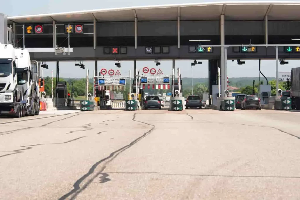 Poste de péage sur autoroute avec signalisation électronique, circulation fluide grâce au badge télépéage