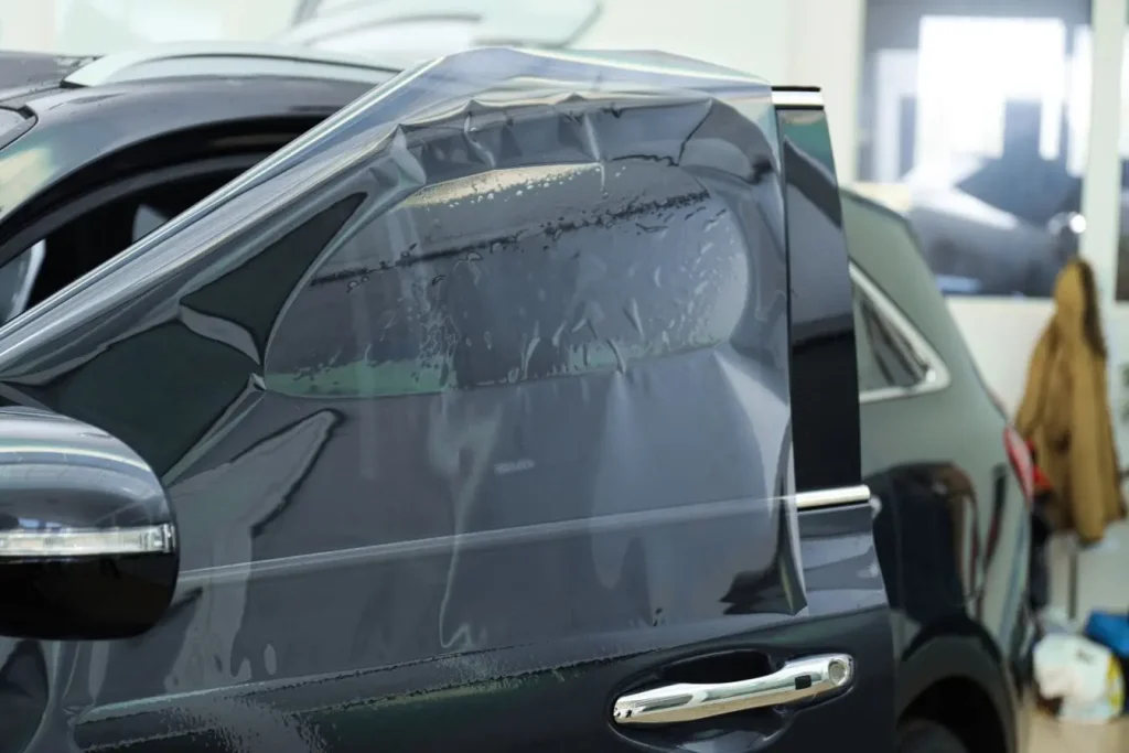 Film transparent posé sur vitre et portière SUV, image d’un covering pensé pour protéger durablement