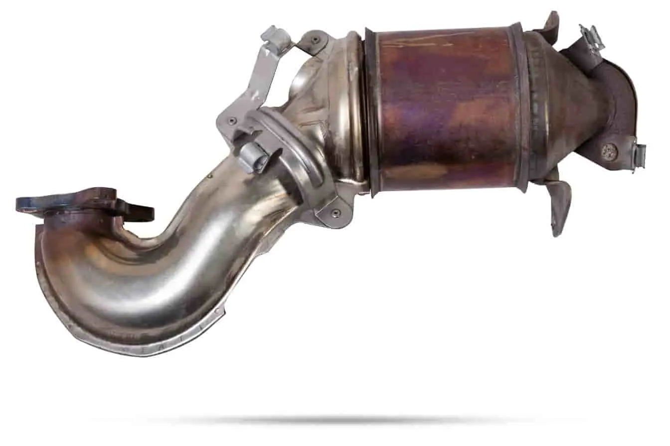 Filtre à particules métallique avec courbure d’échappement, conçu pour capter les résidus de combustion dans les moteurs diesel.