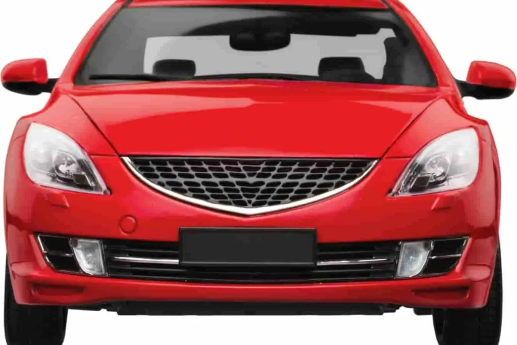 Vue frontale d'une voiture rouge neuve avec une grande calandre, illustrant l'obligation des véhicules neufs de respecter la Norme Euro 7 et ses défis.