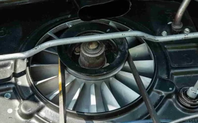 Pourquoi le ventilateur de votre voiture tourne après l’arrêt du moteur ? Causes, durée et solutions