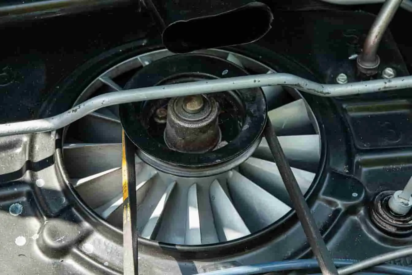 Vue rapprochée d’un ventilateur mécanique entouré de tiges métalliques, image d’un système qui continue à tourner après l’arrêt du moteur
