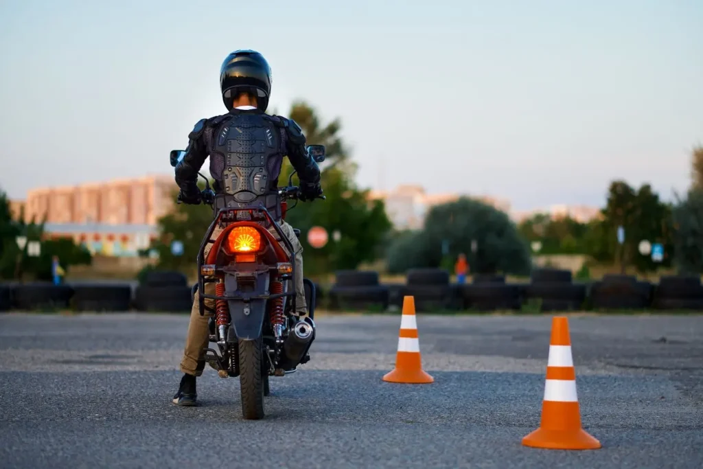Motard équipé entre deux cônes sur surface asphaltée, image d’un gilet airbag testé en situation réelle