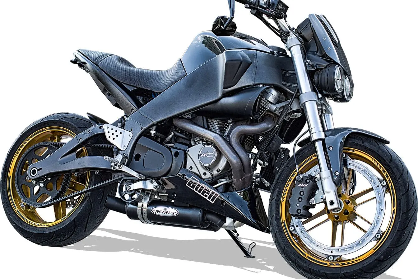Moto noire Moto noire au design sportif avec roues dorées, vue détaillée sur les composants visibles pour contrôle technique