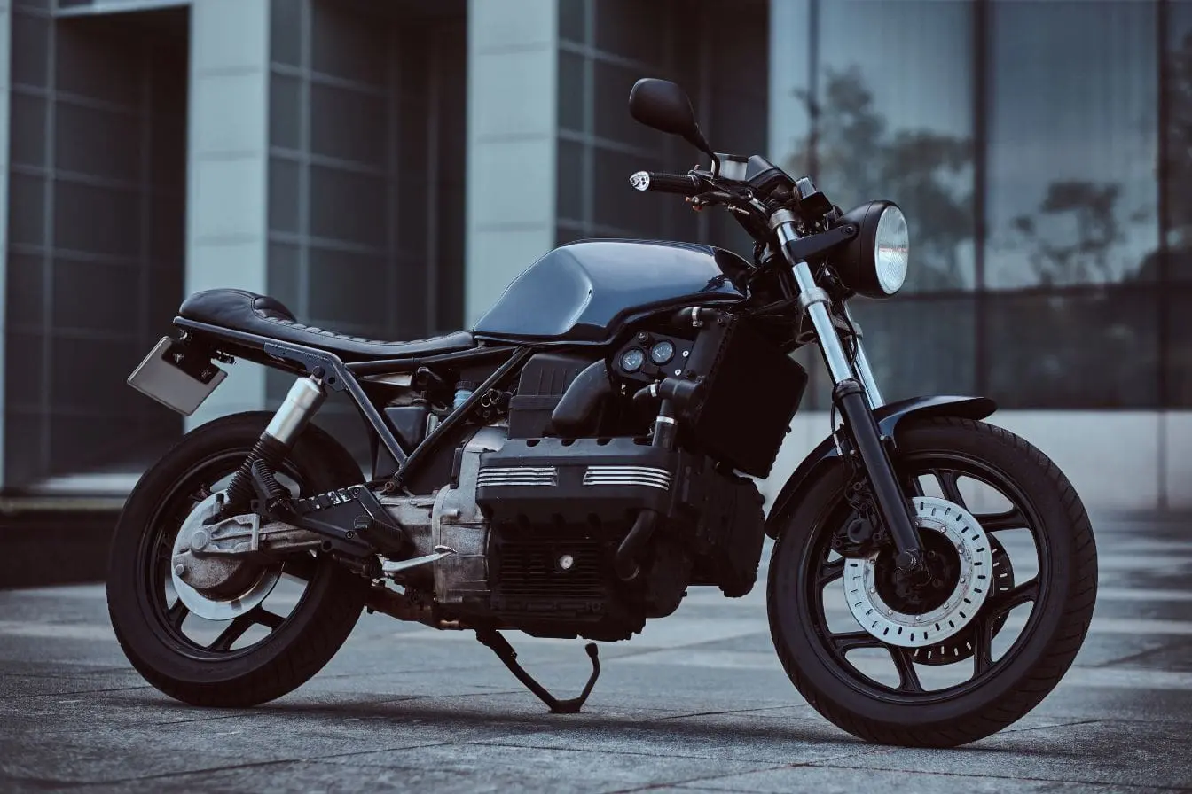 Moto sombre au style café racer, design épuré et moteur apparent, évoquant l’esprit Honda Hornet S 600