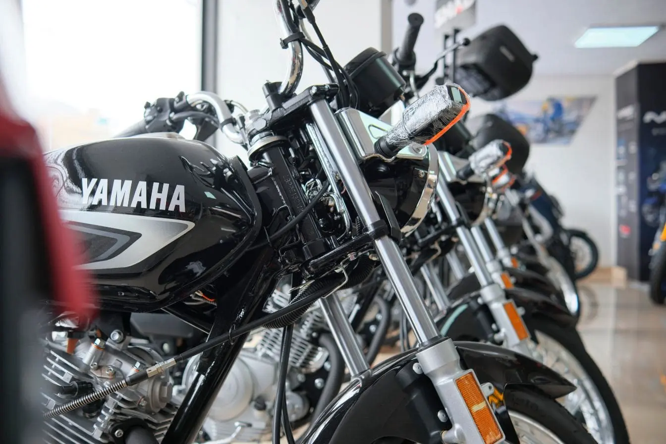 Rangée de motos Yamaha Rangée de motos Yamaha en showroom avec fourche avant et logo visible, image évoquant le style du DTR 125