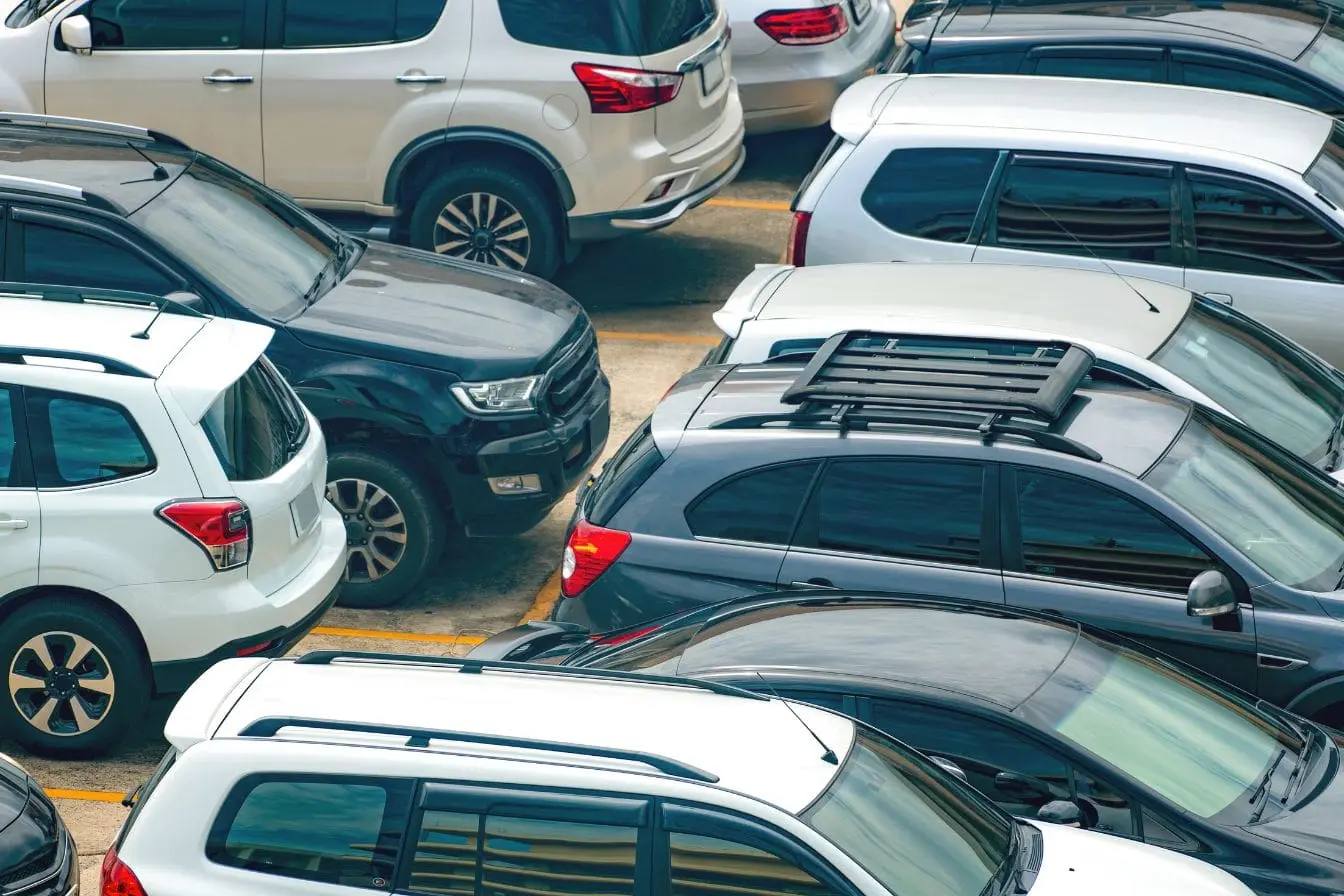 Salon automobile Parking rempli de SUV et crossovers alignés, image évoquant l’affluence du Salon automobile à Genève