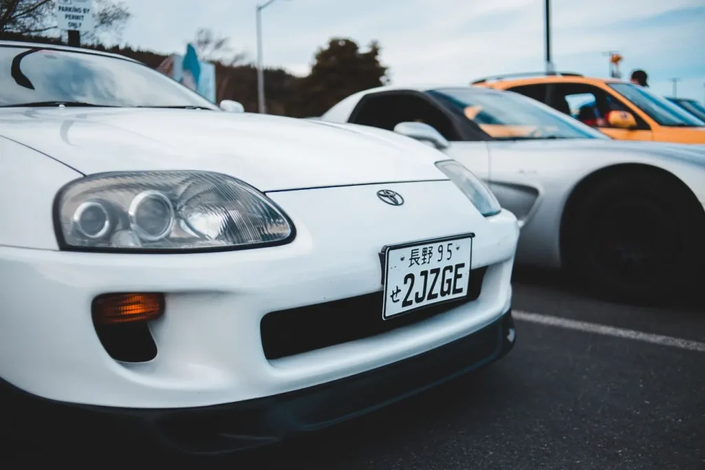 Alignement de voitures sport dont une Toyota Supra, image d’un Salon automobile à Genève en plein air