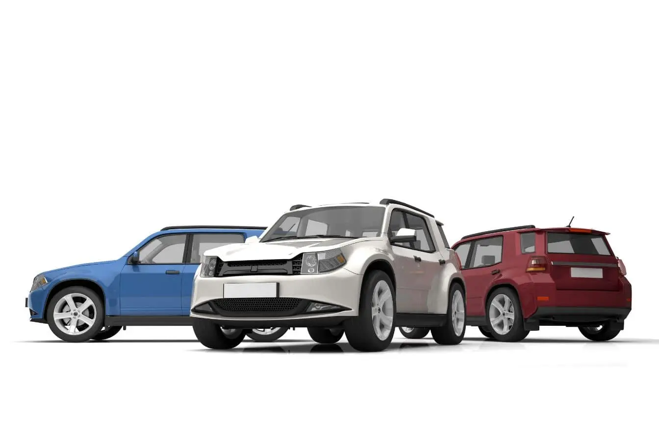 Trois SUV colorés Alignement de SUV bleu, blanc et rouge sur fond neutre, image d’une gamme soumise à un malus écologique rétroactif