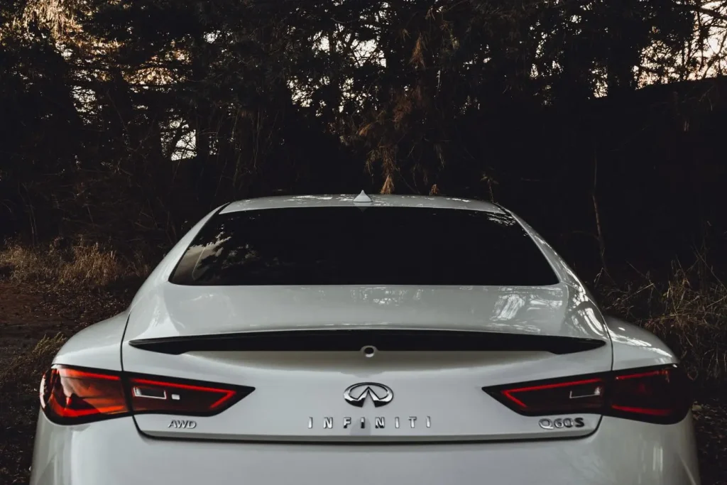 Véhicule blanc dans décor naturel, image d’un contraste entre performance automobile et fiscalité écologique rétroactive