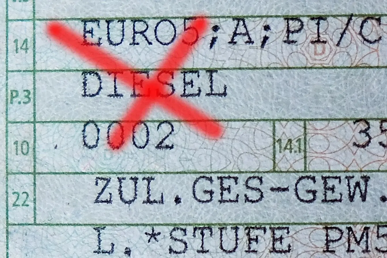 carte grise Document administratif avec mentions techniques et marquage rouge, image évoquant une carte grise avec numéro VIN