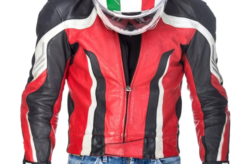 Personne en blouson rouge noir blanc et casque italien, image d’un gilet airbag intégré au look motard