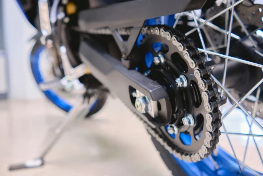 Vue rapprochée de la transmission arrière d’une moto, image illustrant le système de chaîne du Yamaha DTR 125