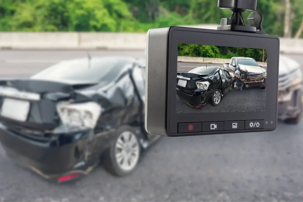 Dashcam enregistrant une collision entre deux véhicules sur route avec barrière et végétation