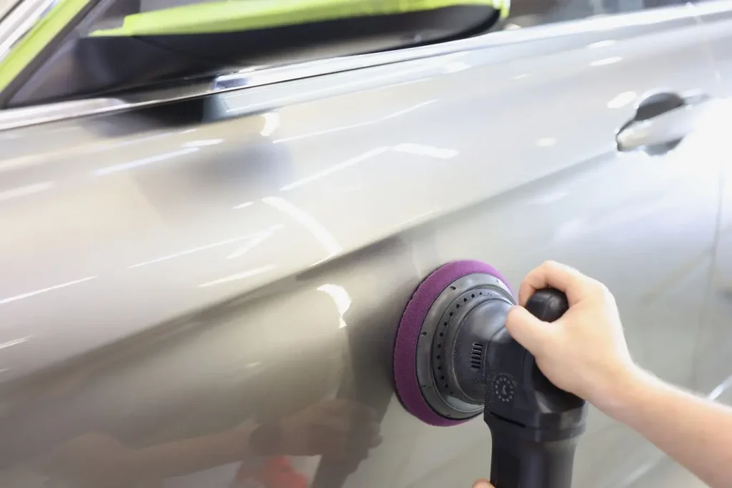 Outil rotatif appliqué sur carrosserie brillante, image d’un polissage pour enlever rayures marquées