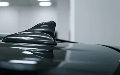 Antenne requin pour voiture : quelle est sa réelle utilité et pourquoi l’adopter ?