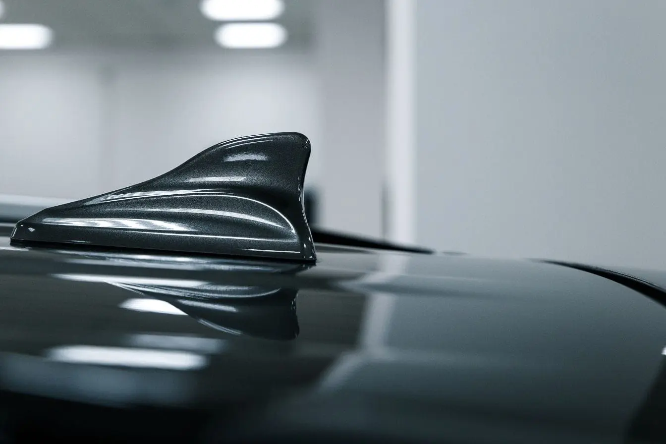 antenne requin Antenne requin brillante sur toit de voiture dans un décor intérieur illustrant son rôle discret mais connecté