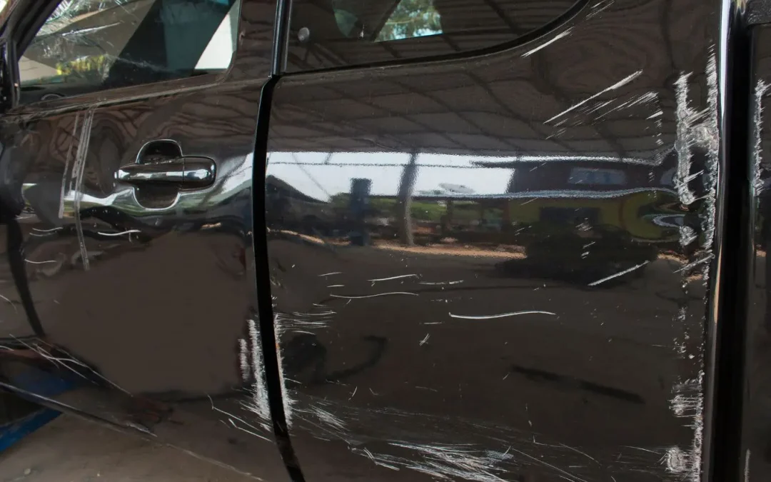 Comment enlever une rayure profonde sur une carrosserie ? Le guide complet