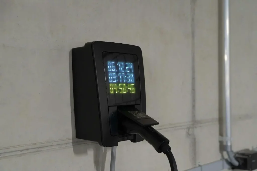 Station de recharge avec affichage numérique illustrant un chargeur intelligent en cours d’utilisation