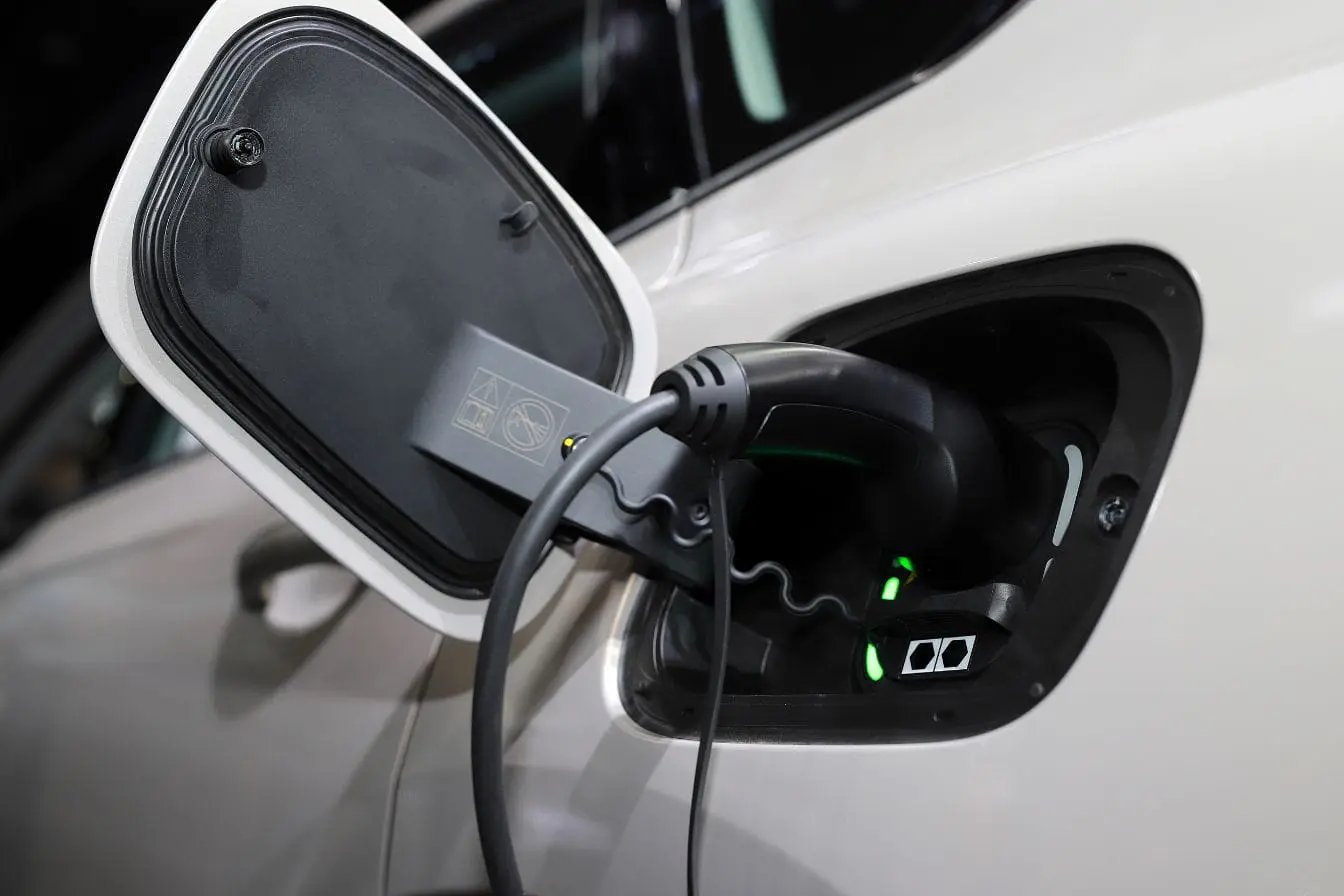 chargeur intelligent Câble branché sur une voiture électrique illustrant l’usage d’un chargeur intelligent pour batterie