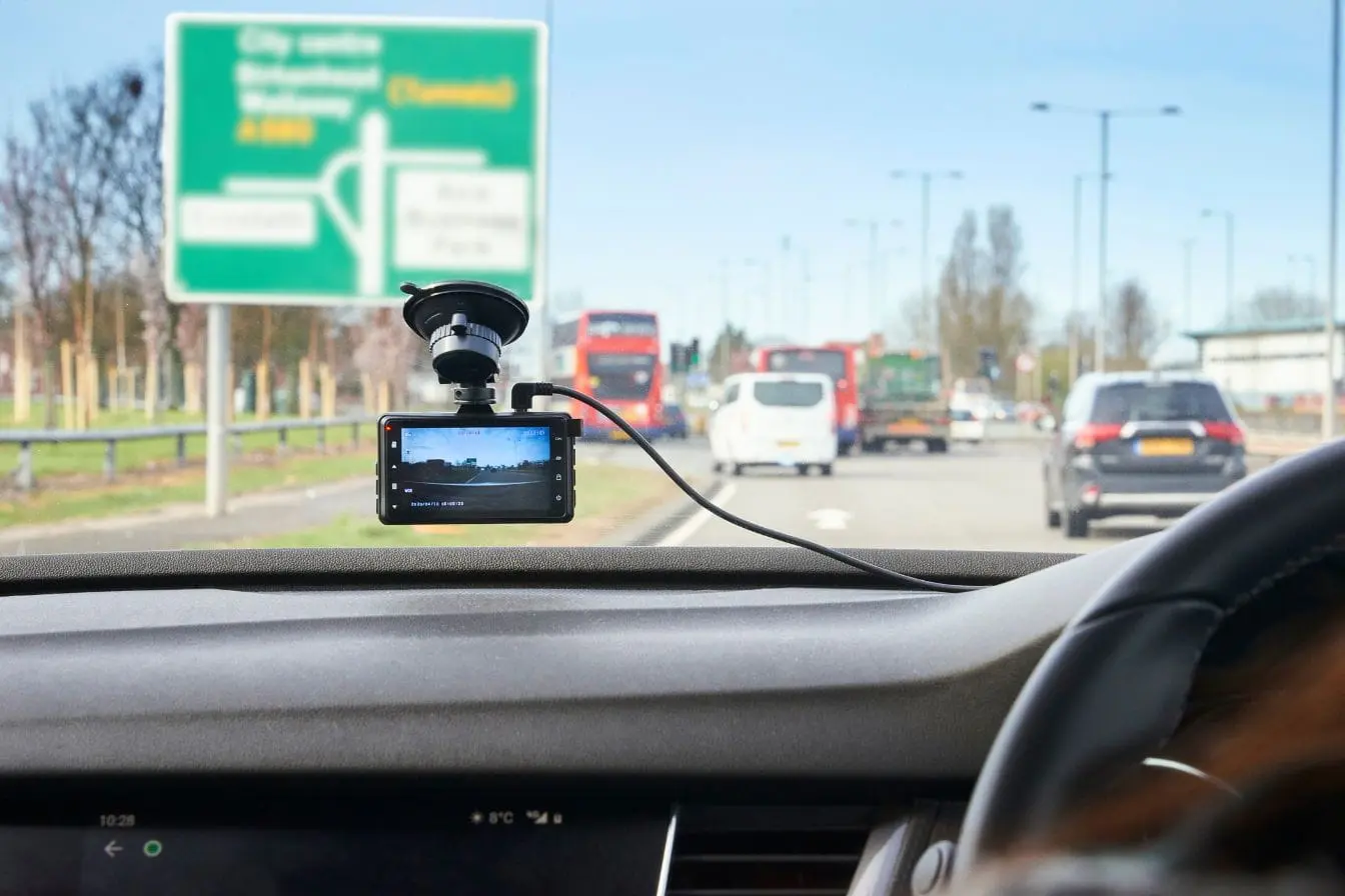 dashcam Vue intérieure d’une voiture avec dashcam filmant la circulation sur route à plusieurs voies