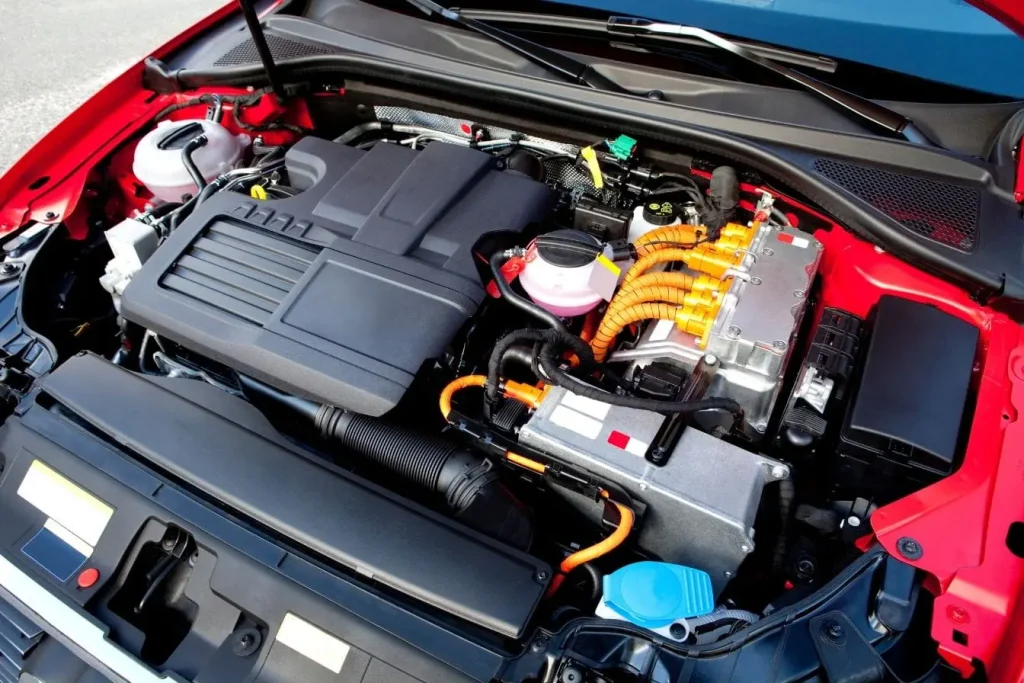 Compartiment moteur avec câbles orange et modules électroniques illustrant l’intégration d’un kit éthanol homologué