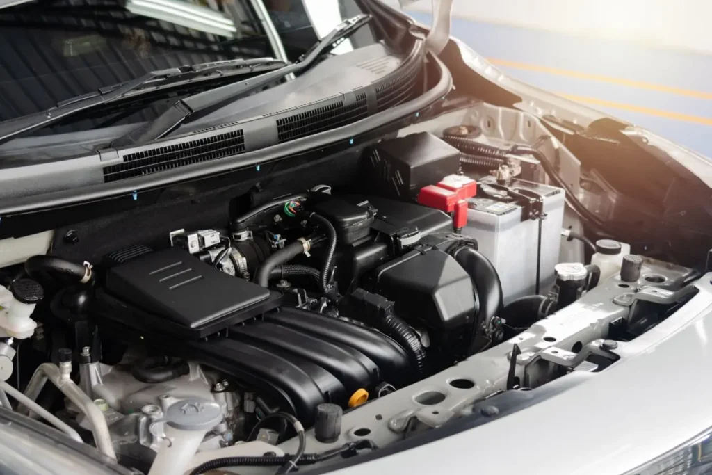 Vue du compartiment moteur propre avant une opération de décalaminage