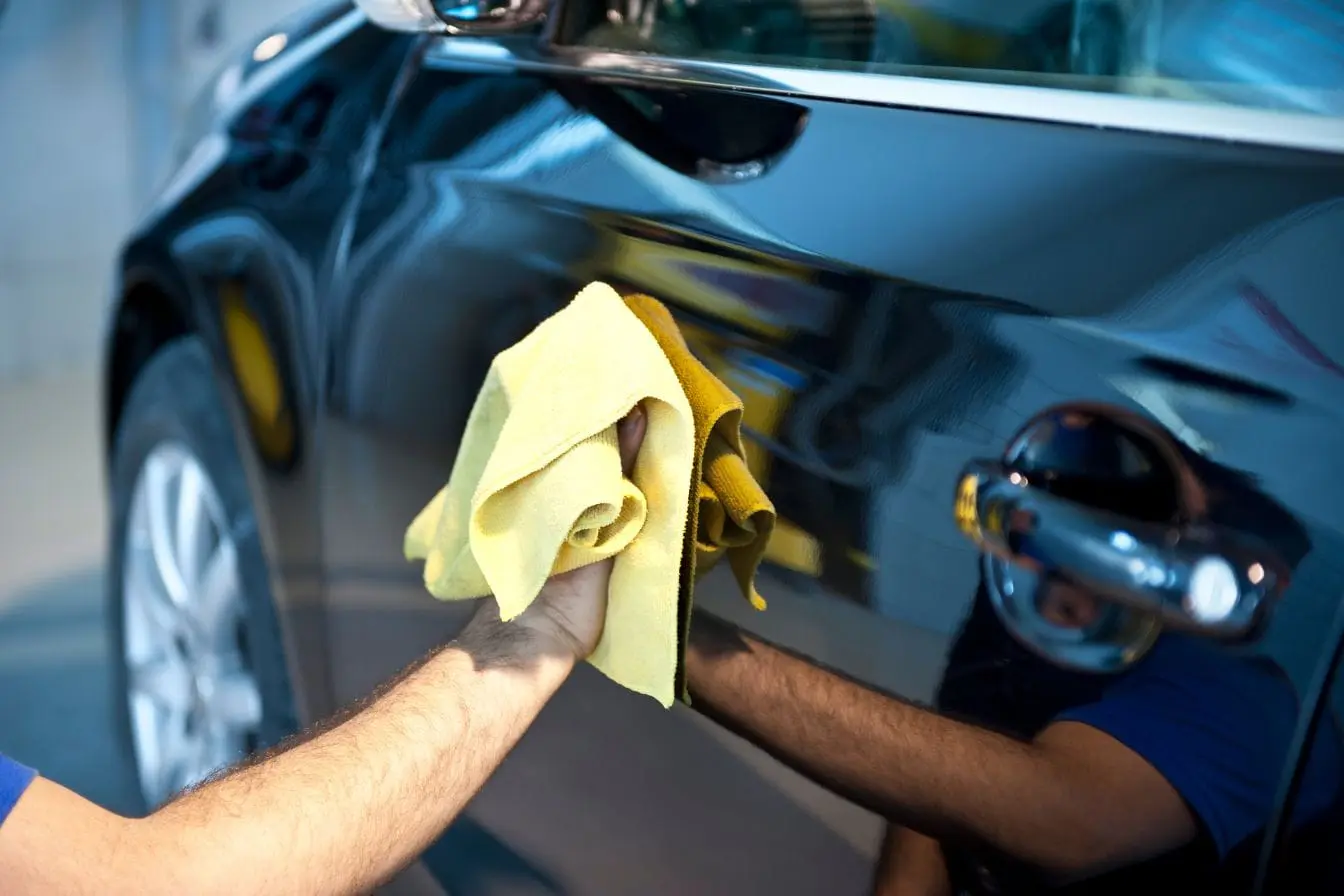 nettoyer la carrosserie Utilisation d'une microfibre douce pour éliminer sève et résine sur la carrosserie propre d'un véhicule