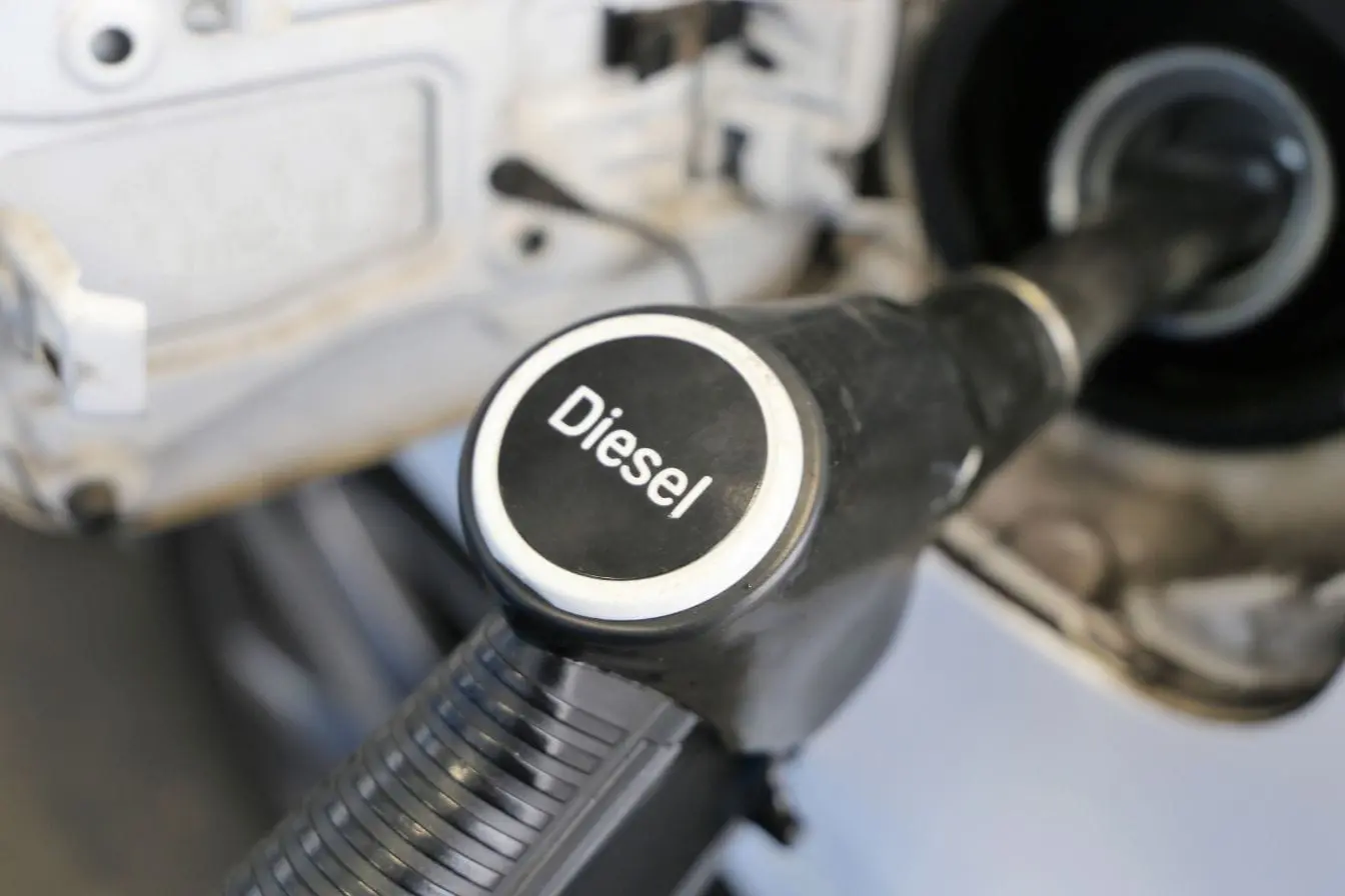 Vue rapprochée d’un pistolet Diesel dans le réservoir illustrant le doute sur l’obligation d’un additif antigel