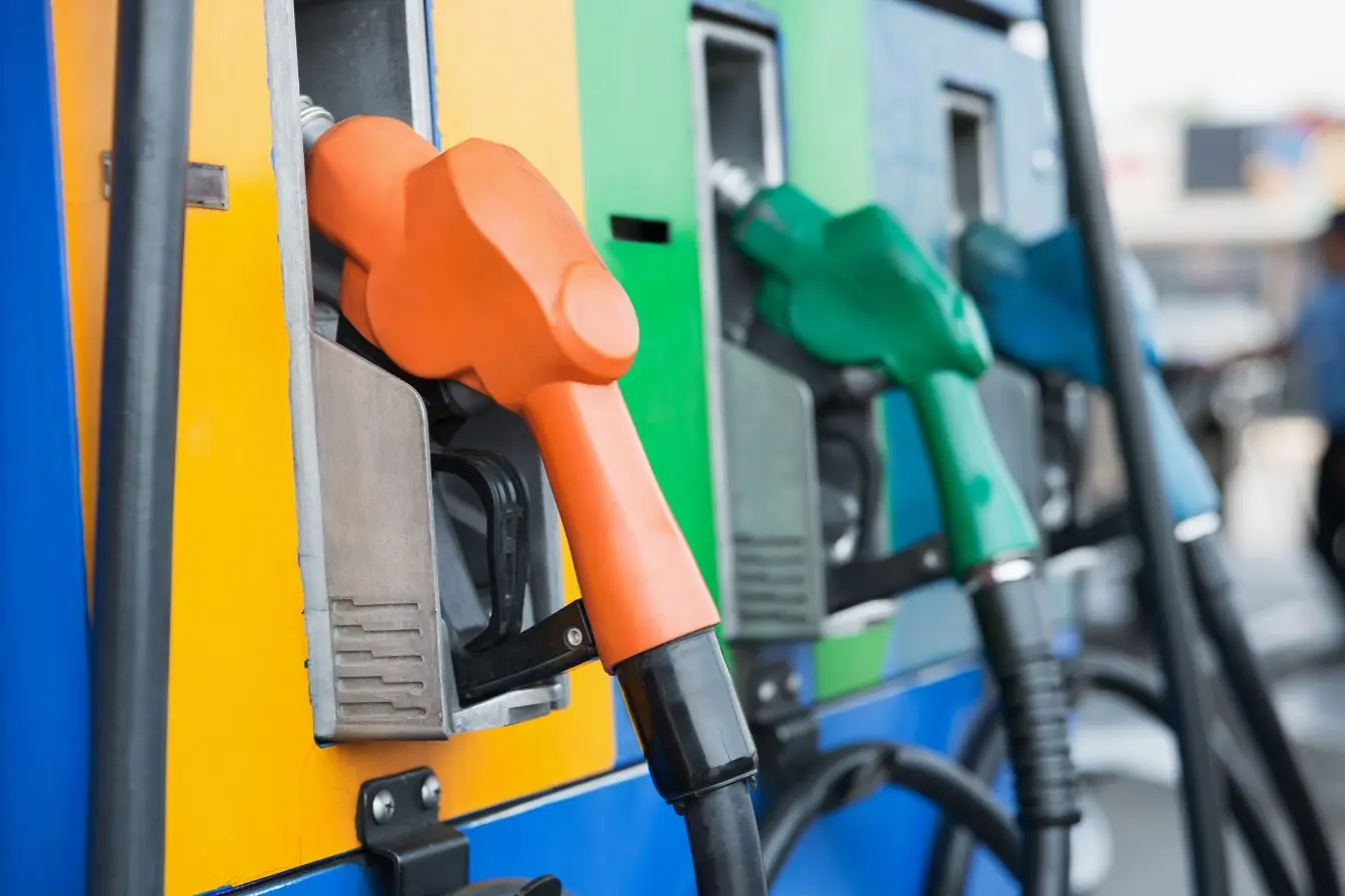 pompes à carburant Gros plan sur des pistolets de distribution de carburant