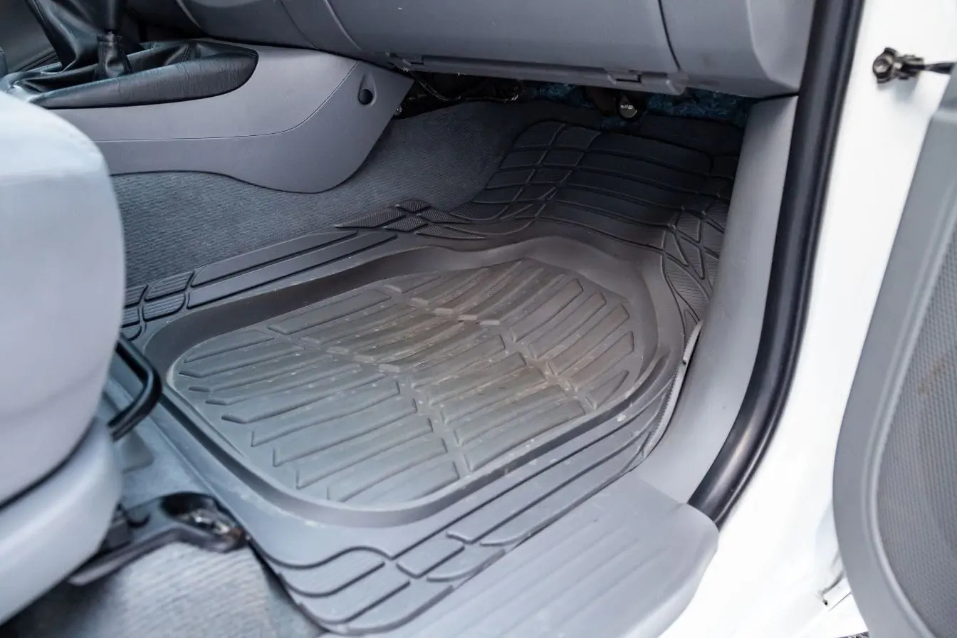 tapis de voiture en caoutchouc Tapis en caoutchouc moulé dans le sol passager illustrant une protection intérieure de voiture