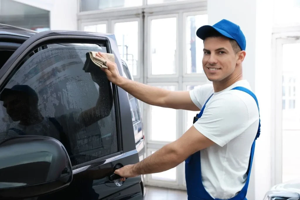 Nettoyage manuel d’une vitre de voiture