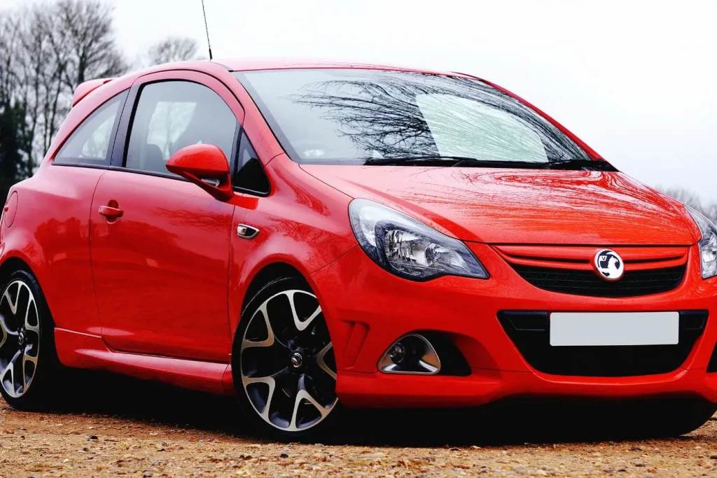 Une voiture rouge éclatante avec un traitement céramique professionnel qui accentue la brillance de la carrosserie et offre une protection hydrophobe durable