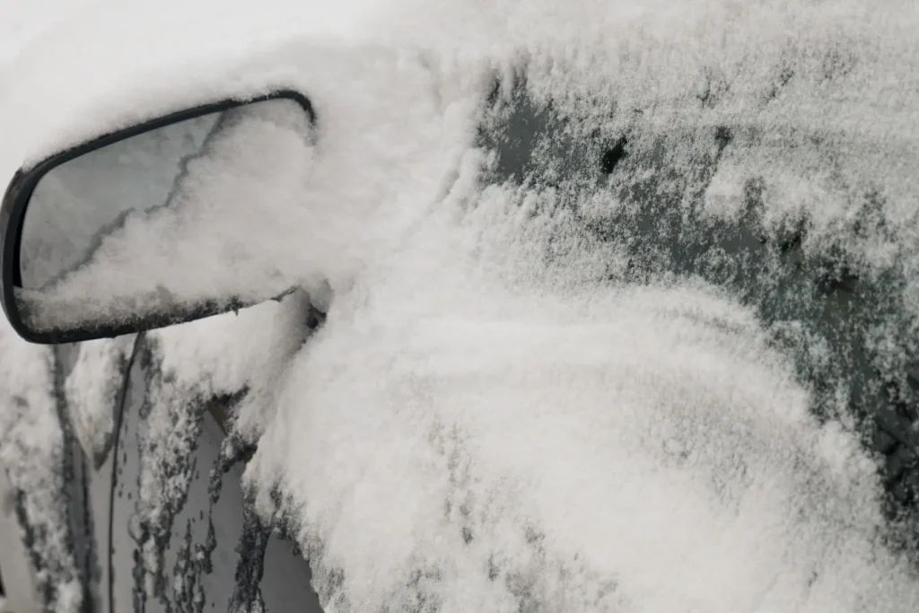 Carrosserie enneigée avec miroir masqué par glace,