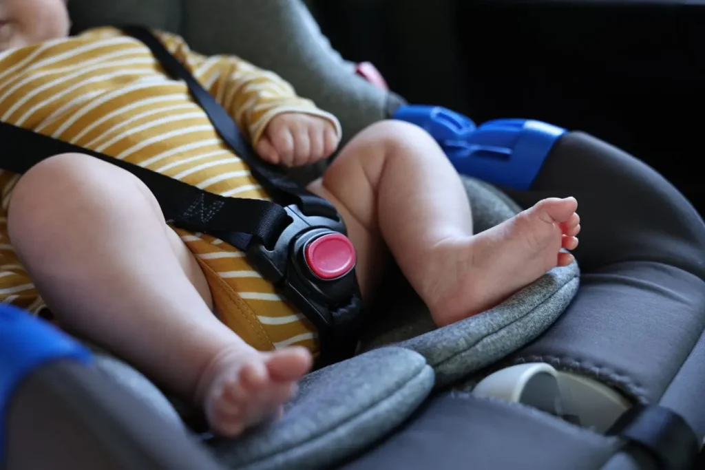 Bébé installé dans un siège auto rembourré