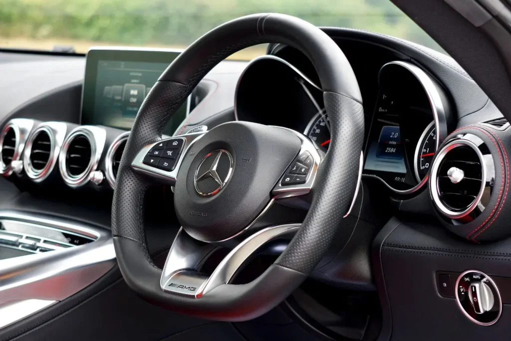 Volant multifonction Mercedes-Benz reflétant l’installation d’une housse chauffante pour chaleur et confort.