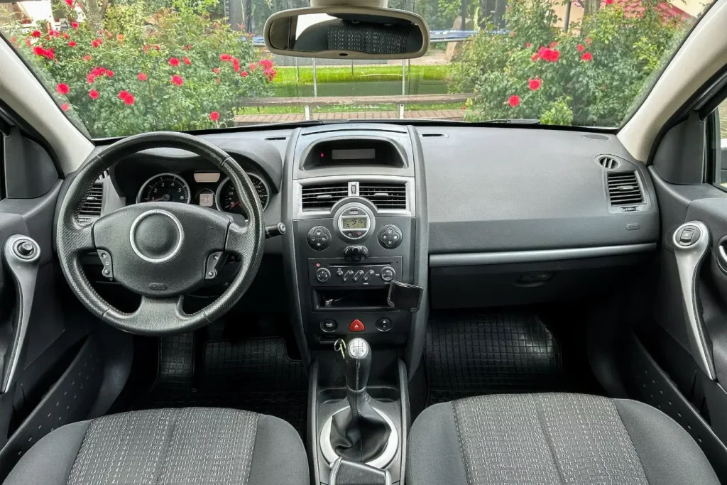 Vue intérieure d’une voiture avec tableau de bord et console centrale