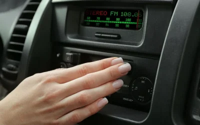 Comment démonter un autoradio d’origine ? Guide complet et astuces par modèle