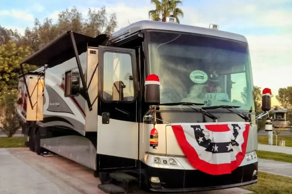 Un grand camping-car de luxe stationné avec ses extensions ouvertes