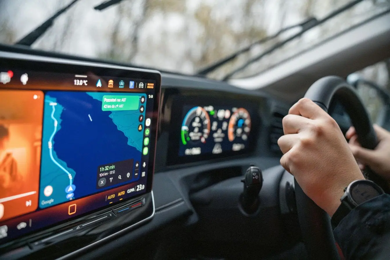 écran GPS Vue du tableau de bord moderne avec un grand écran GPS camping car affichant une carte détaillée