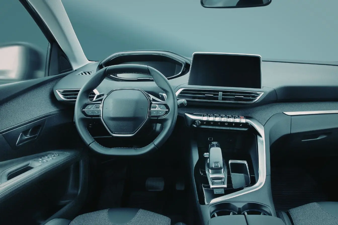 housse chauffante Intérieur moderne de voiture avec volant multifonction illustrant l’usage d’une housse chauffante pour confort et chaleur en conduite hivernale