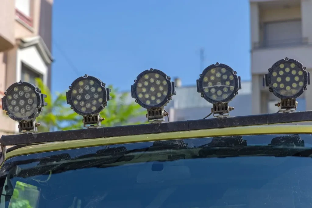 Voiture stationnée avec rangée de phares LED sur toit