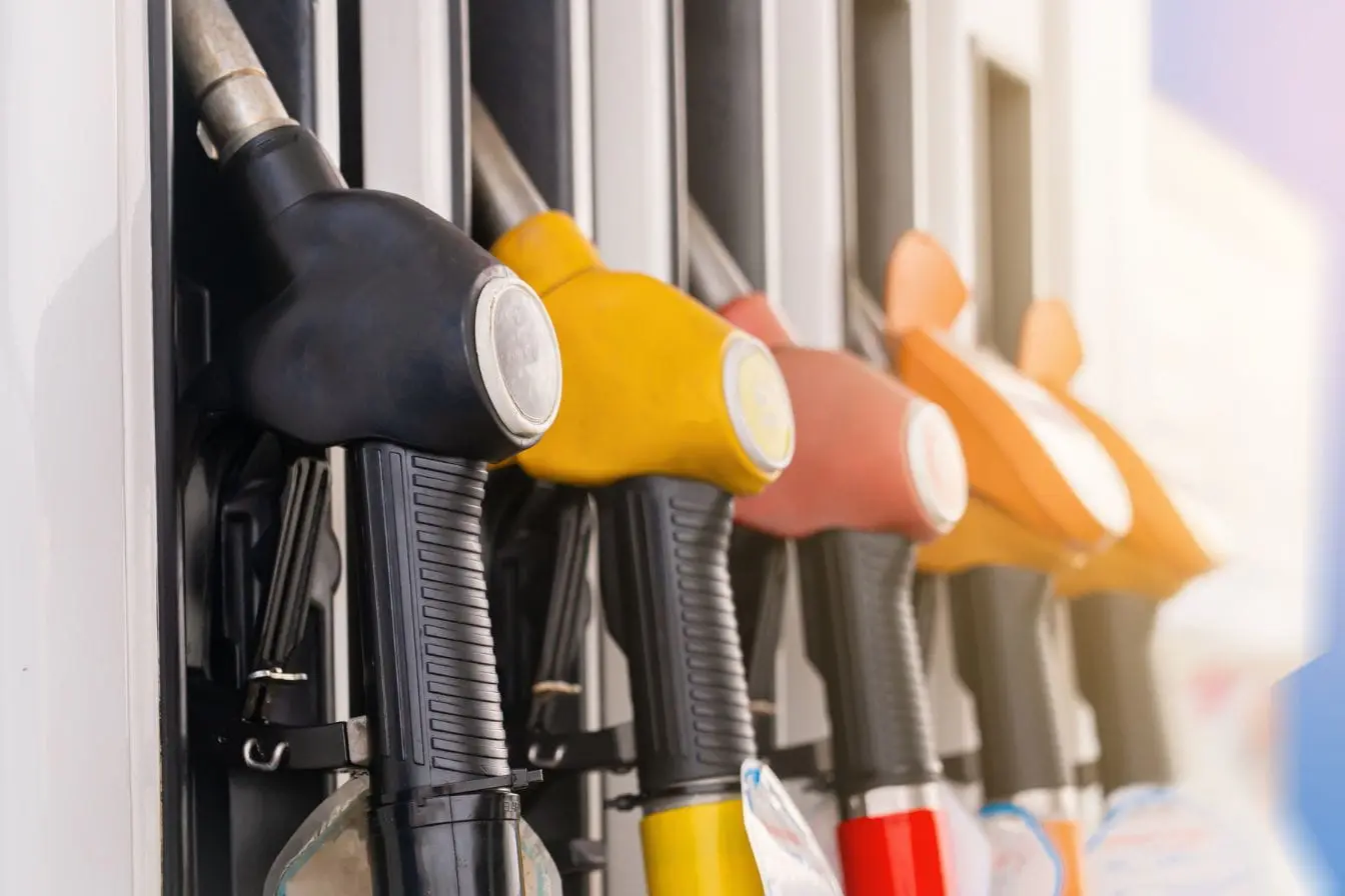 pistolets de carburant Rangée de pistolets de carburant en station, reflet de la comparaison entre Diesel B7 et B10.